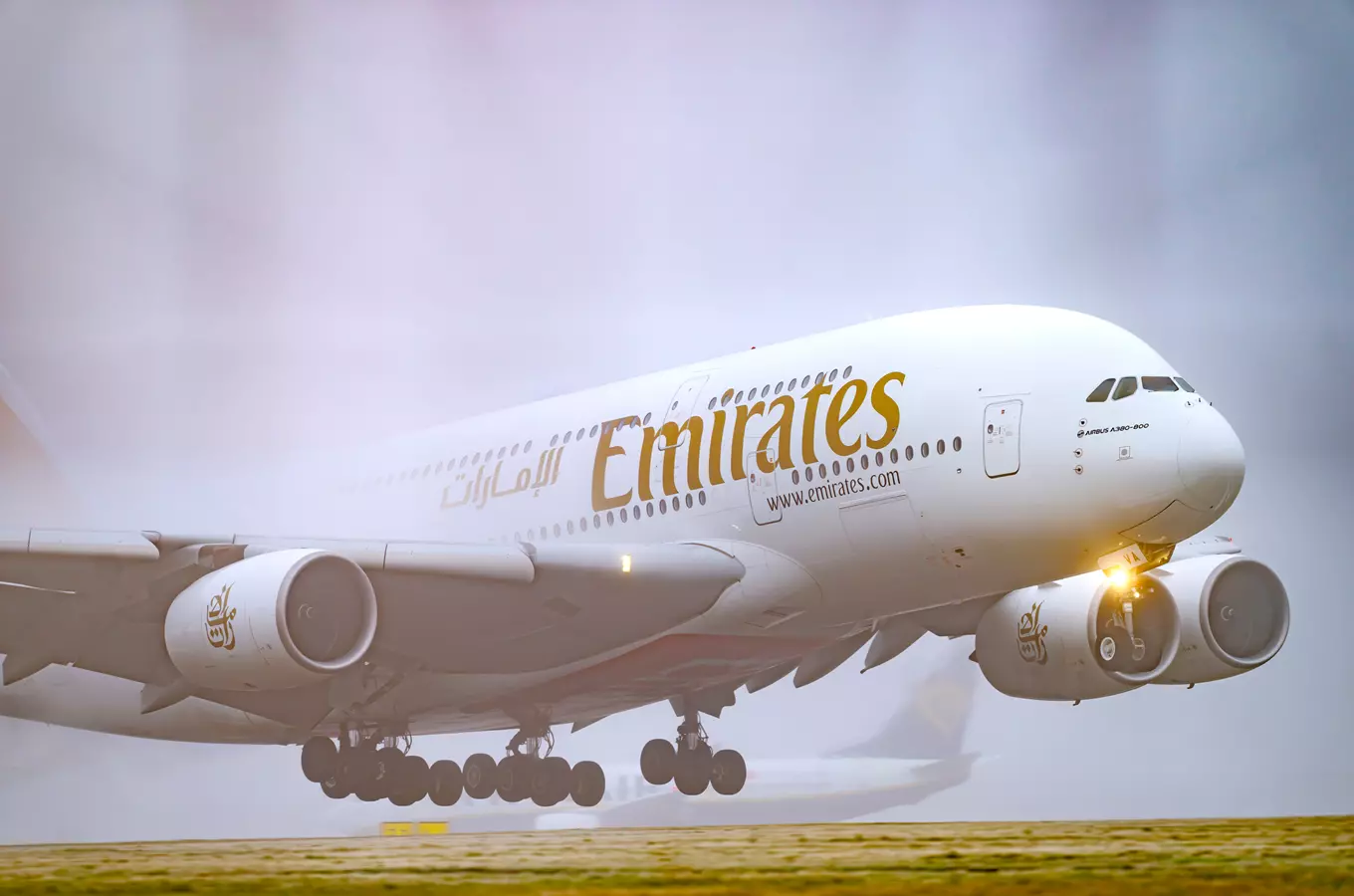 Největší dopravní letadlo A380 Emirates na Letišti Václava Havla Praha